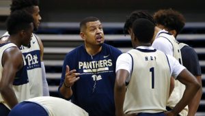 Jeff Capel instructs